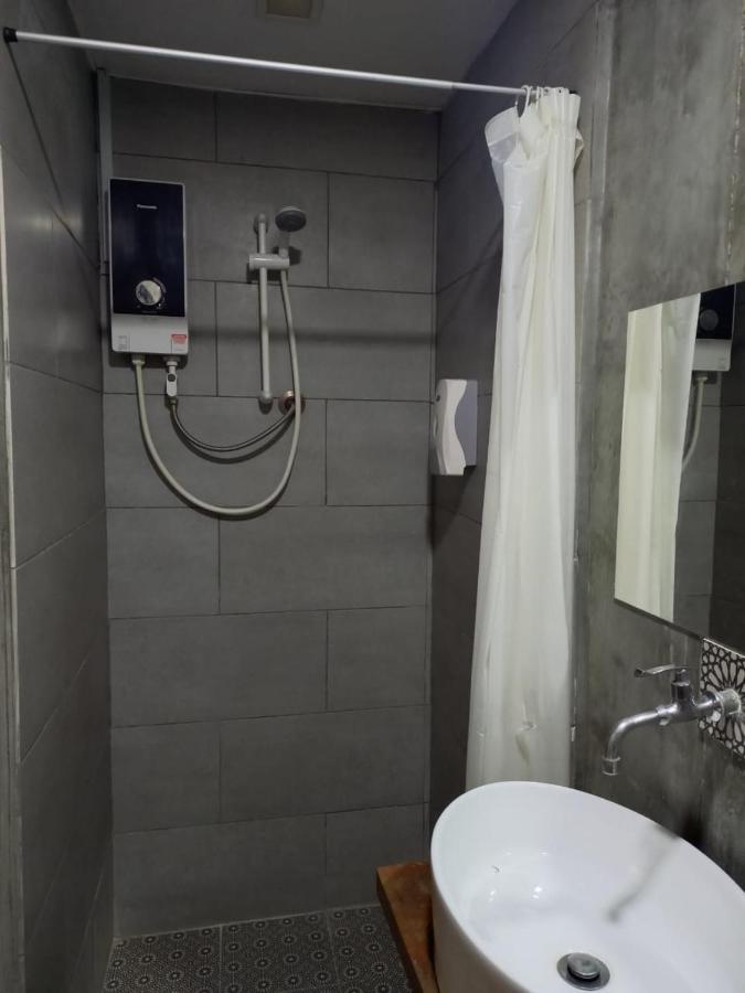 Hotel Lima.Tujoh Kuching Exterior foto